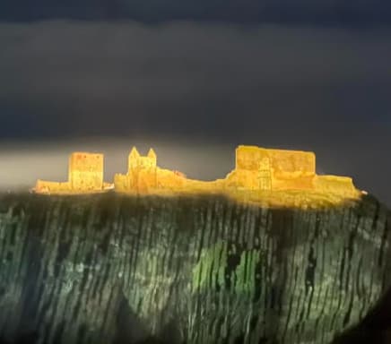 Borgruinen Hammershus på Bornholm upplyst mot en mörk himmel